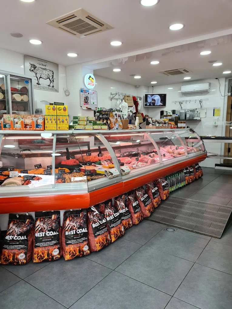 Vue intérieure de la Boucherie Amine — vitrine réfrigérée et comptoir